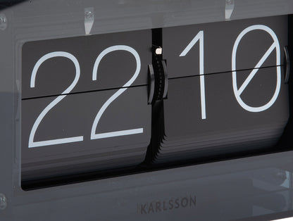 Karlsson bordsklocka detaljerad vy: Vändbara siffror 22 och 10 i svart displayfönster