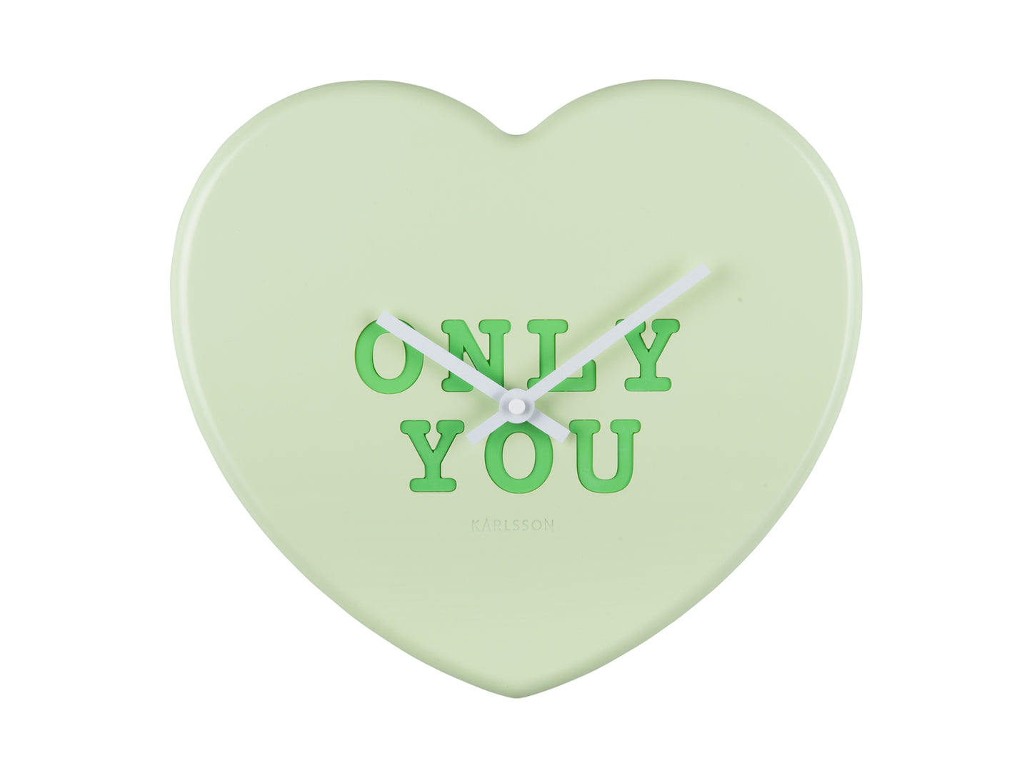 Hjärtformad väggklocka i mjukgrönt med trycket "ONLY YOU" och visare
