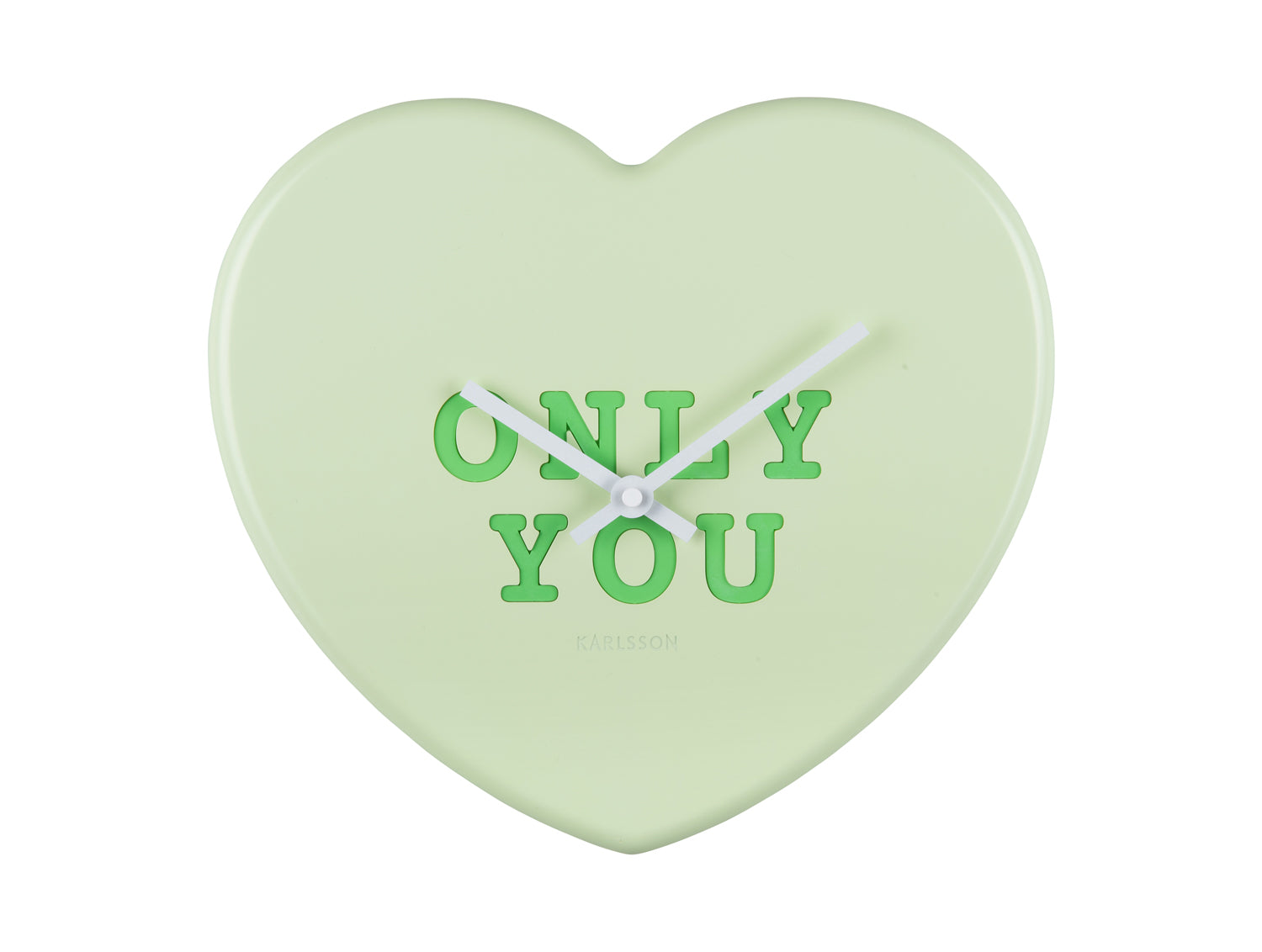 Hjärtformad väggklocka i mjukgrönt med trycket "ONLY YOU" och visare