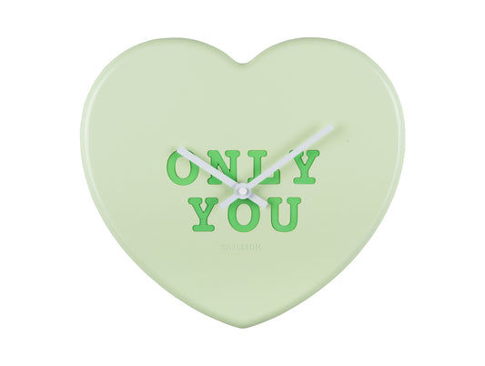 Hjärtformad väggklocka i mjukgrönt med trycket "ONLY YOU" och visare