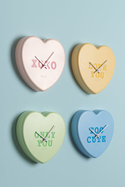 Hjärtformade väggklockor i flera färger, inkl. mjukgrönt med "ONLY YOU"