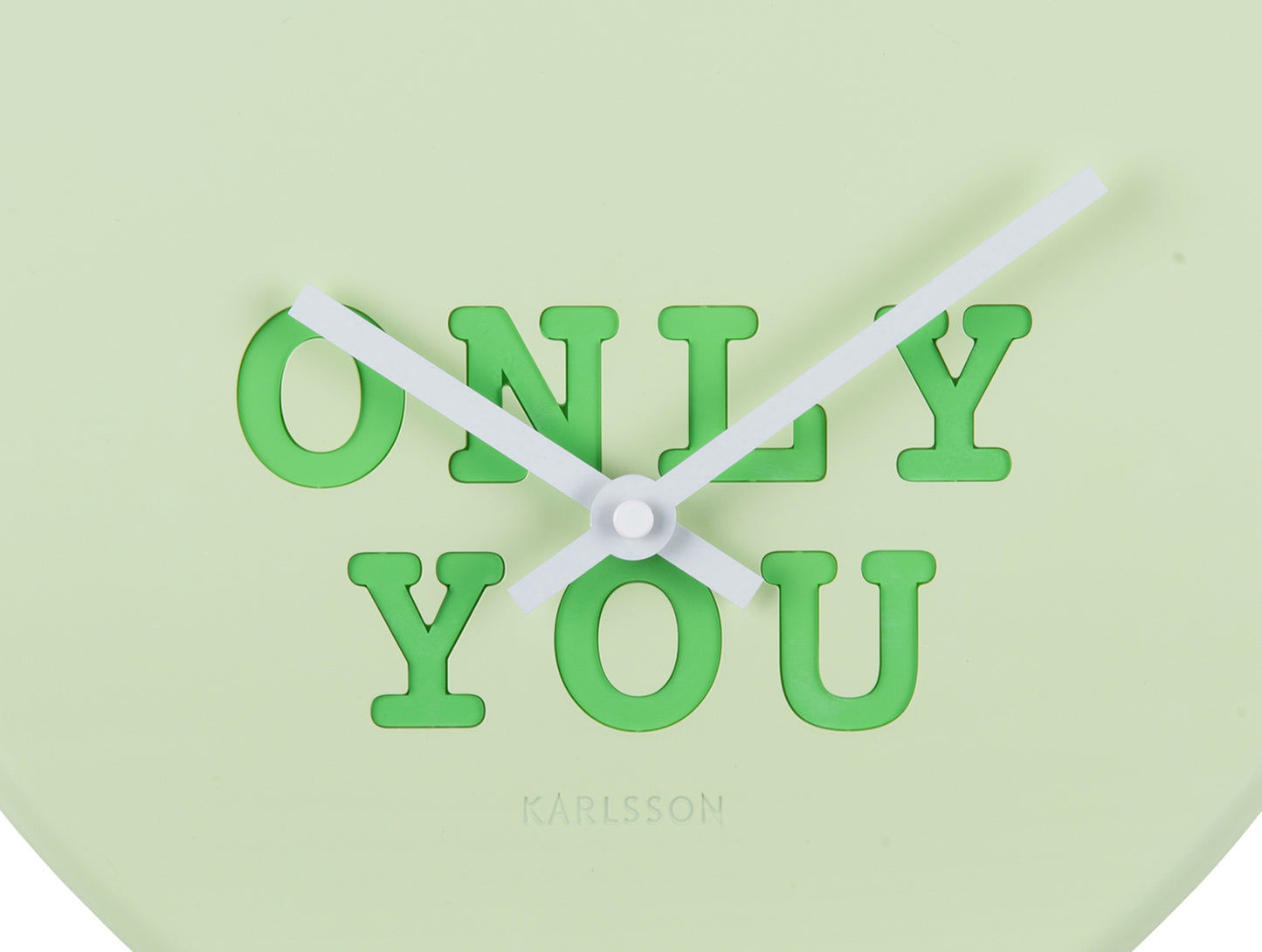 Hjärtformad väggklocka mjukgrön med visare över "ONLY YOU"