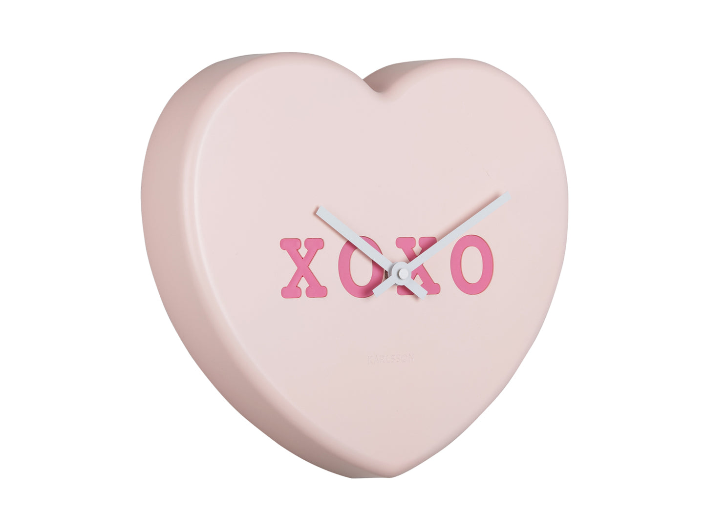 Hjärtformad väggklocka mjukrosa med XOXO-siffror och visare, närbild