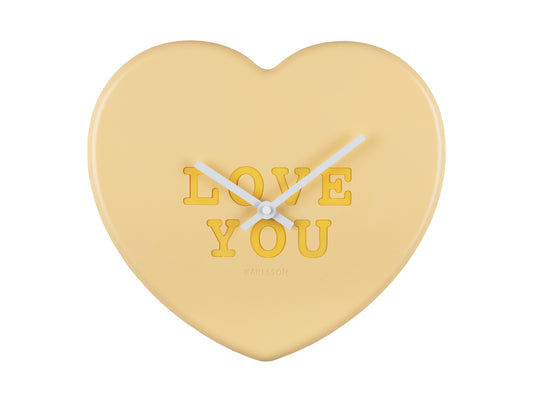 Hjärtformad väggklocka i ljusgult med texten "LOVE YOU" och visare