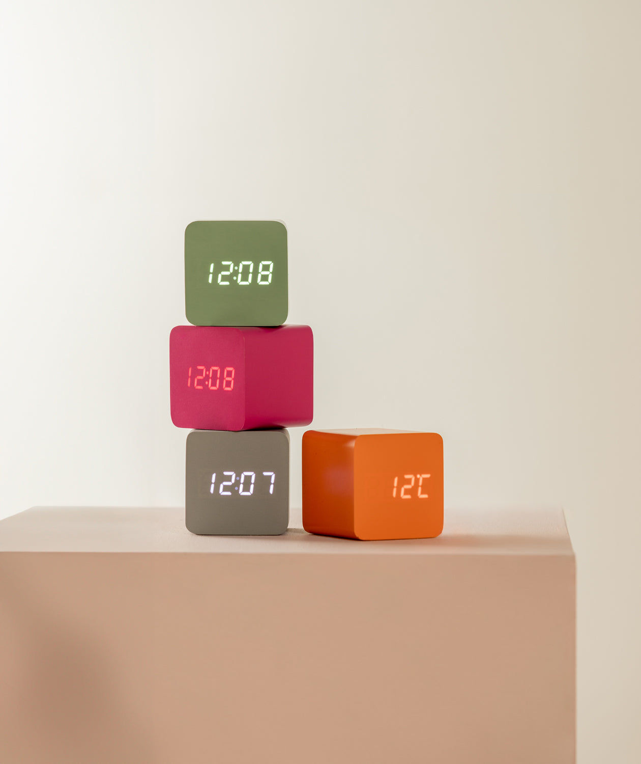 Staplad LED-väckarklocka i kubform i kvartett i grönt, rosa, grått och orange med display