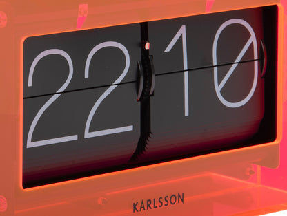 Neonorange bordsklocka med flip-display i akrylhölje, närbild på siffrorna 22 och 10.