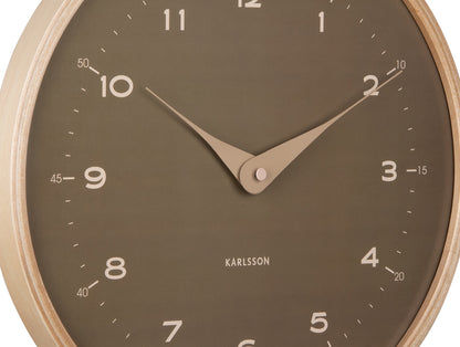 Detaljerad vy: Väggururtavla med guldfärgade visare och minutmarkeringar