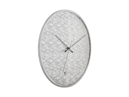 Rund väggklocka med silverfärgad mosaikurtavla och svarta visare, från sidan