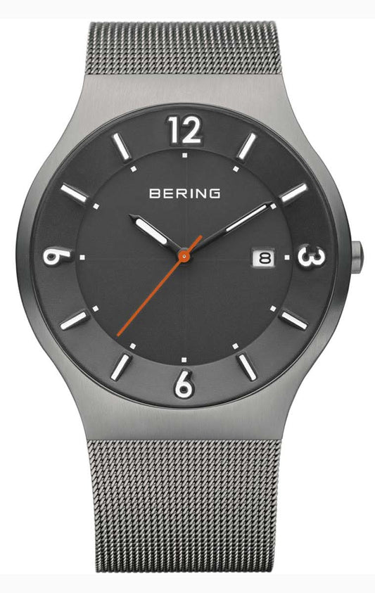 Herrklocka med svart urtavla, orange visare och mesh-metallarmband, rund boett