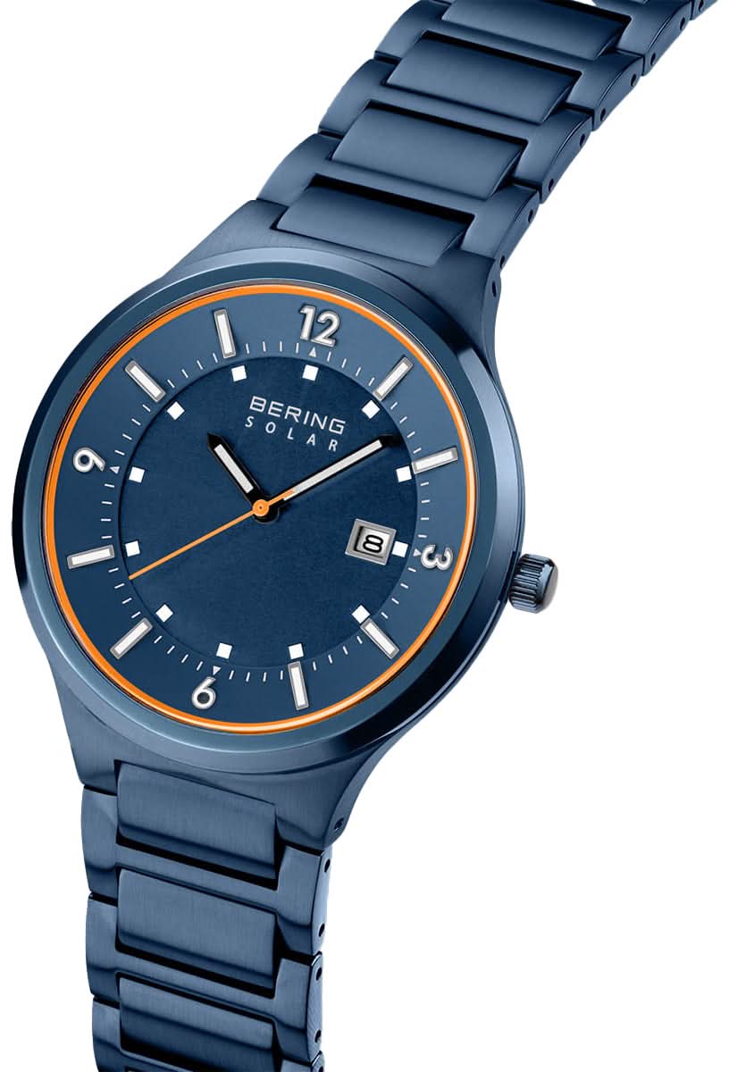 Herrklocka från sidan: blå urtavla, orange bezel, metallarmband