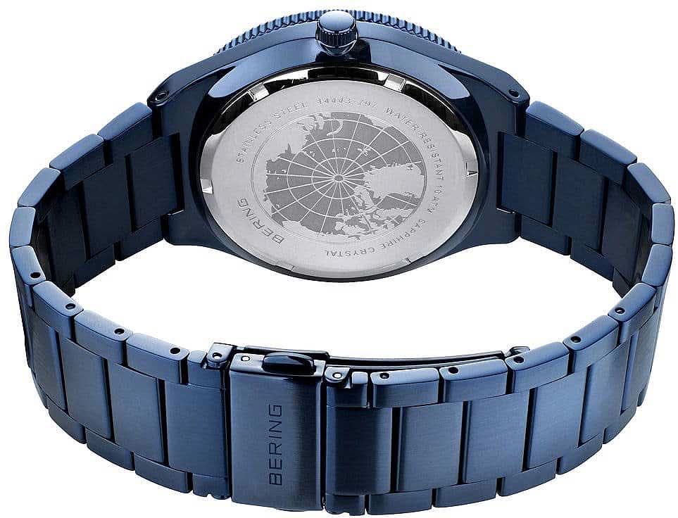 Herrarnas solur med präglad världskarta och blått metallarmband, baksida