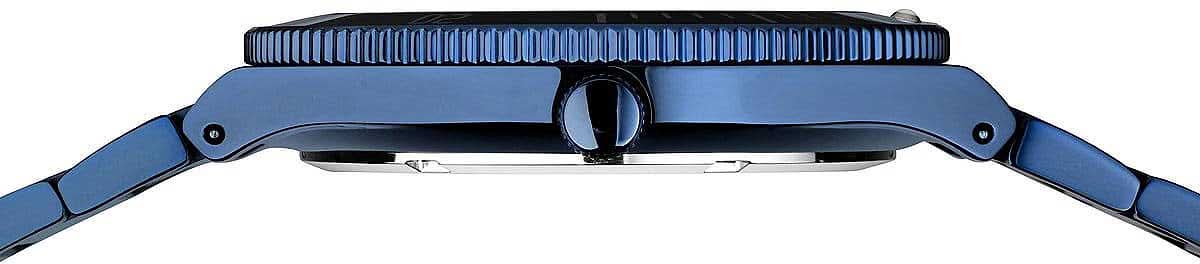 Sidovy av herrarnas solcellsdrivna klocka med krona och blått metallarmband