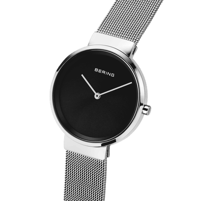 Damenuhr mit schwarzem Zifferblatt, schlankem silbernem Gehäuse und Milanaise-Armband