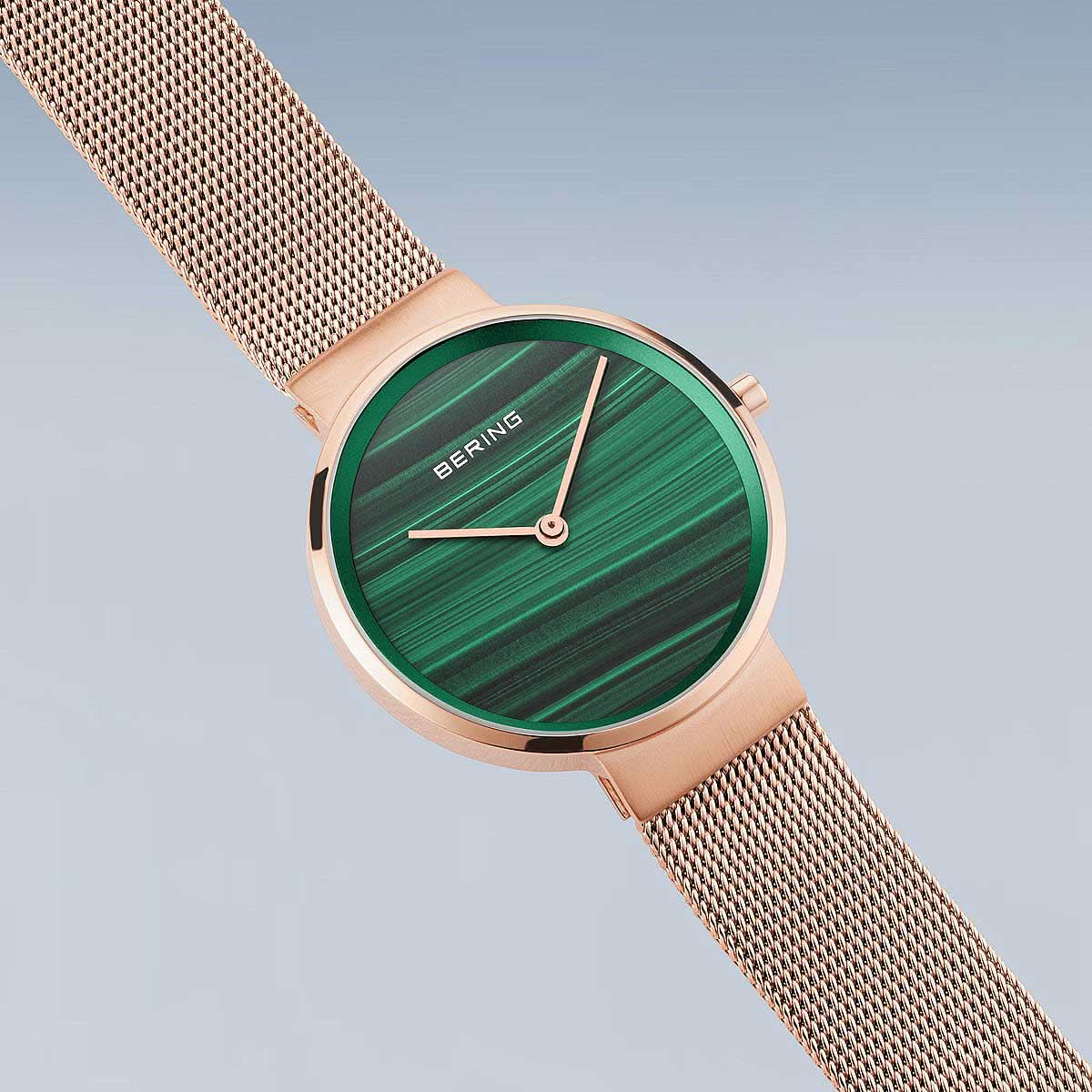 "Bering damklocka med grönrandig urtavla och roséfärgat mesh-armband"