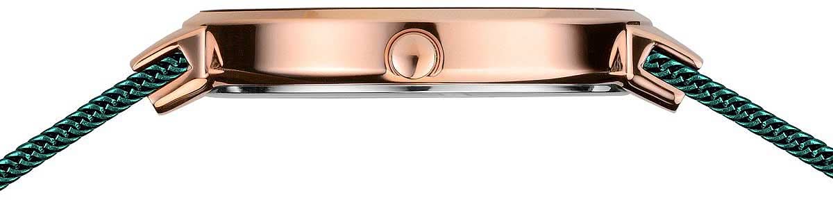 Bering damklocka, ovansida av boetten, roséfärgad boettring och grönflätat Milanese-armband.