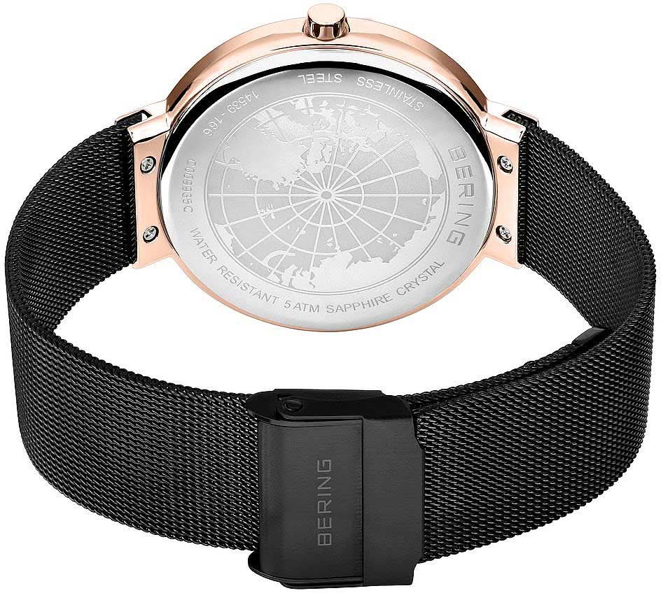 Klocka med boettlock, världskartadetalj och svart spänne på milanesarmband