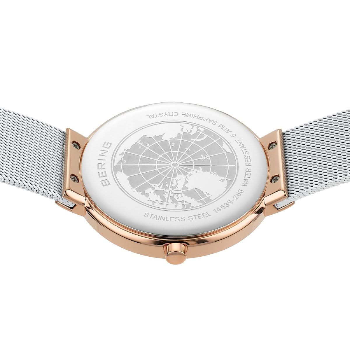 Armbandsur baksida i detalj: roséguldfärgad botten, silverfärgat Milanese-band, inskription