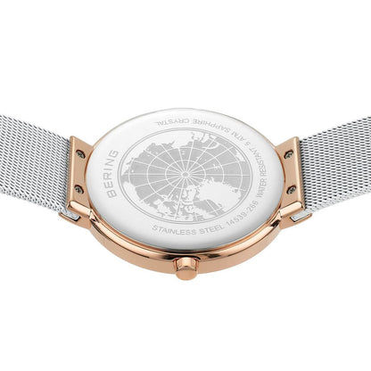 Armbandsur baksida i detalj: roséguldfärgad botten, silverfärgat Milanese-band, inskription