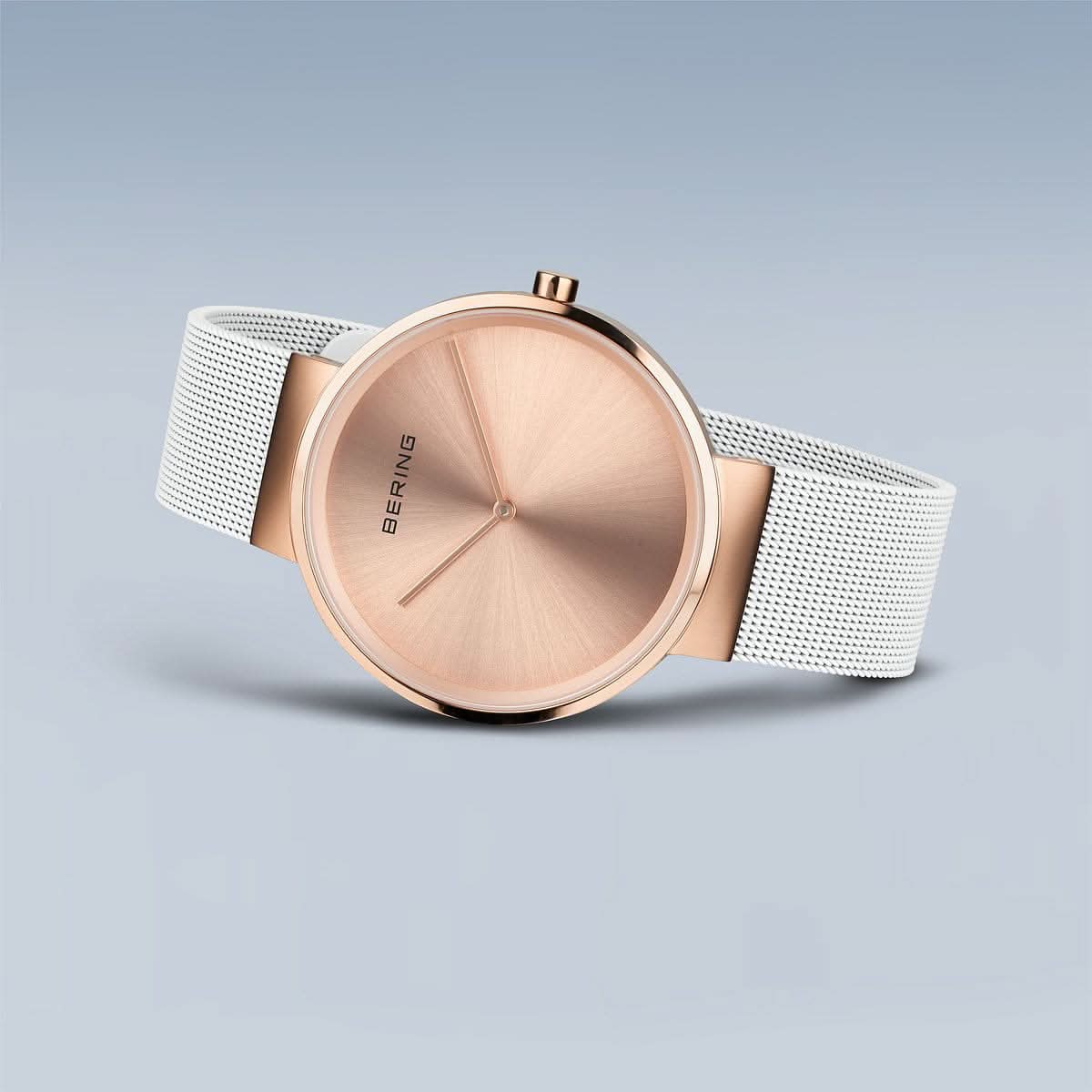 Armbandsur framifrån med krona: roséguldpläterat hölje, beige urtavla, silverfärgat Milanese-armband