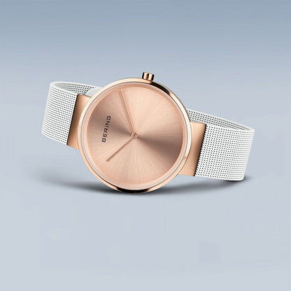 Armbandsur framifrån med krona: roséguldpläterat hölje, beige urtavla, silverfärgat Milanese-armband