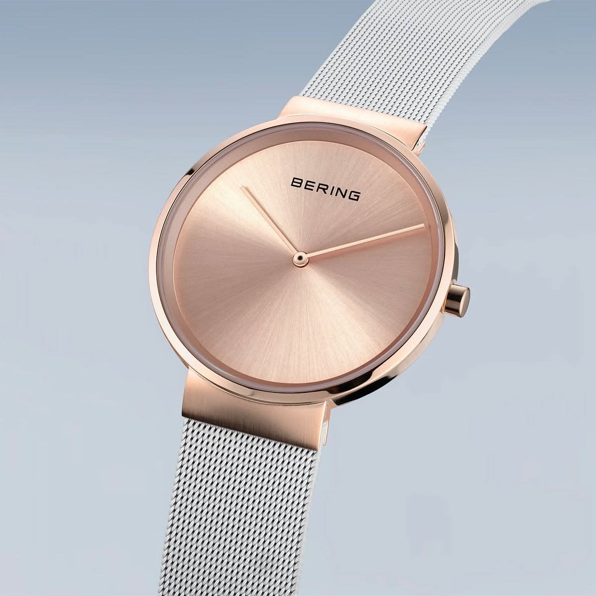 Armbandur snett: roséguldpläterat hölje, beige urtavla, silverfärgat Milanese-armband