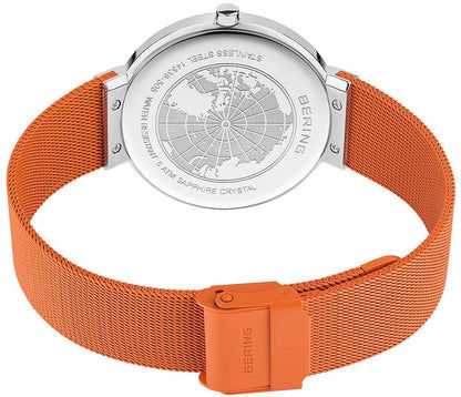 Baksida på klocka med kortmotiv, orange Milanese-armband och stiftspänne