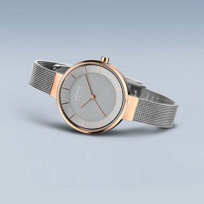 "Bering damklocka med solcellsdriven funktion, grå urtavla och roséguldpläterad infattning på ett milanesarmband"