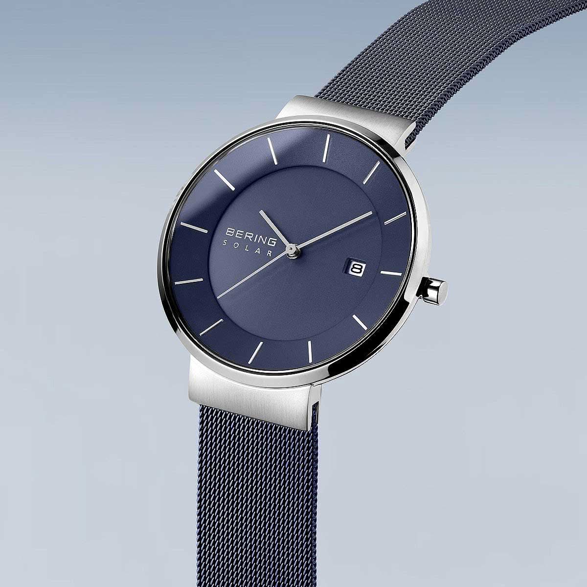 Herrarmbandsur från sidan, blå urtavla med index och Milanese-armband