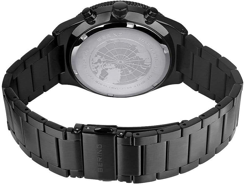 Herrur med graverat boettlock, svart metallarmband och bygelspänne