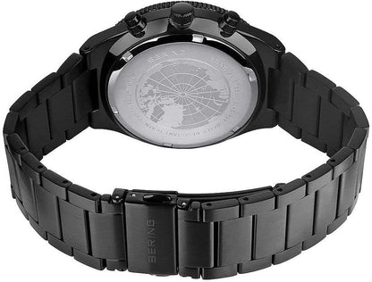 Herrur med graverat boettlock, svart metallarmband och bygelspänne