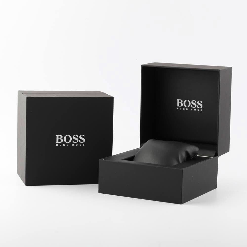 Klocklåda med öppen svart insats och kudde, med BOSS-logotyp.