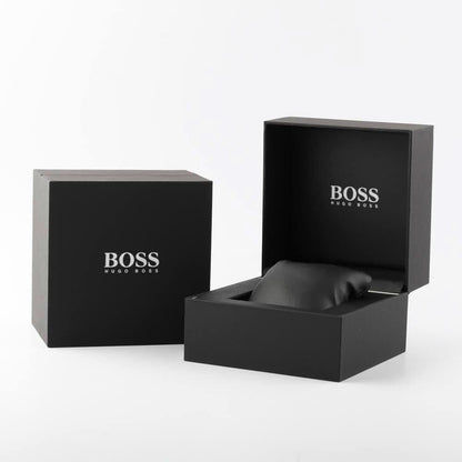 Klocklåda med öppen svart insats och kudde, med BOSS-logotyp.