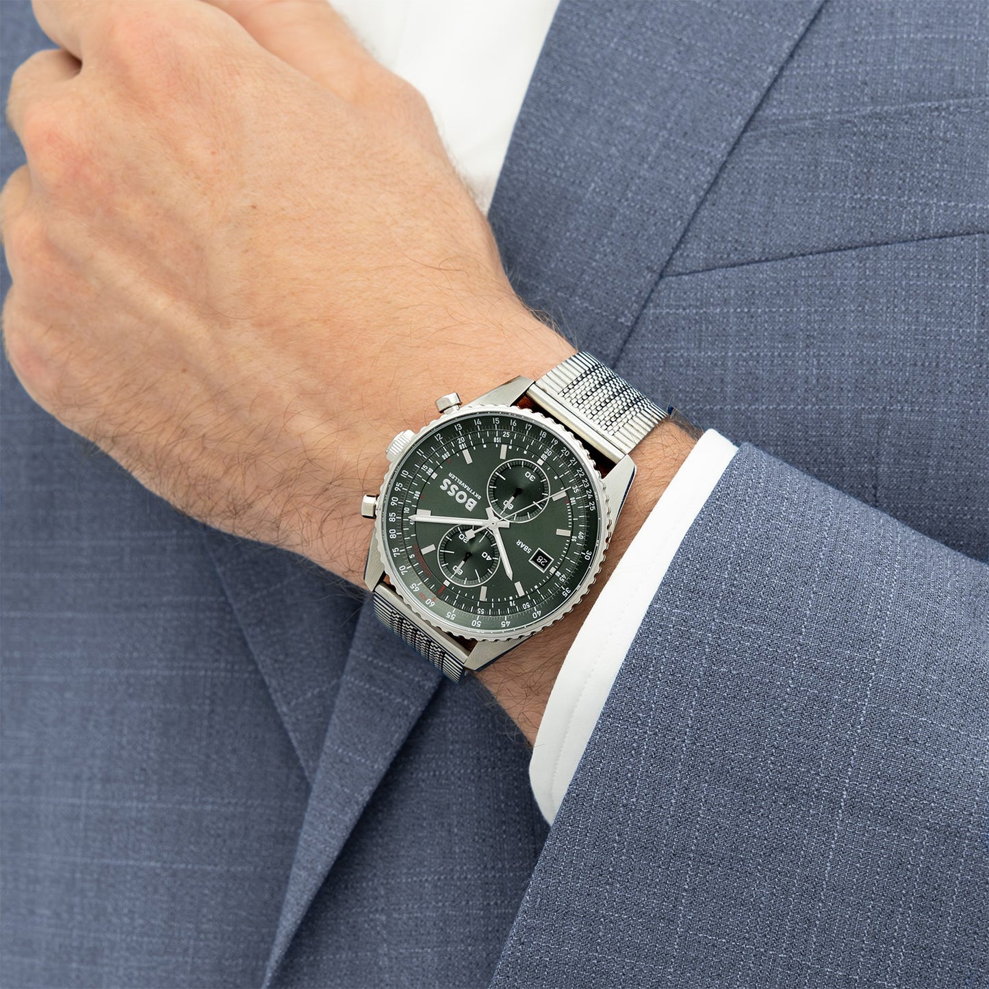 Herrenarmbanduhr BOSS am Handgelenk mit grünem Zifferblatt und Metall-Meshband