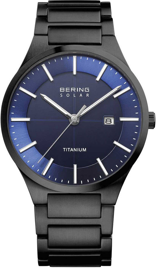 Herrklocka med blå urtavla, silverfärgade visare och svart titanarmband