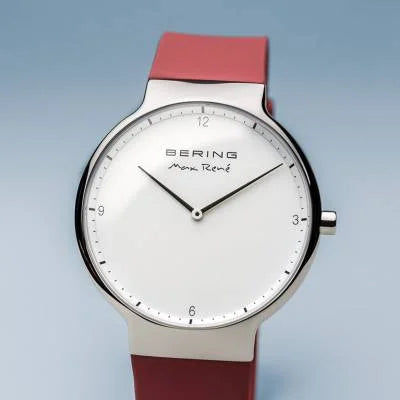 Herrenuhr mit silbernem Gehäuse, weißem Zifferblatt und rotem Silikonarmband
