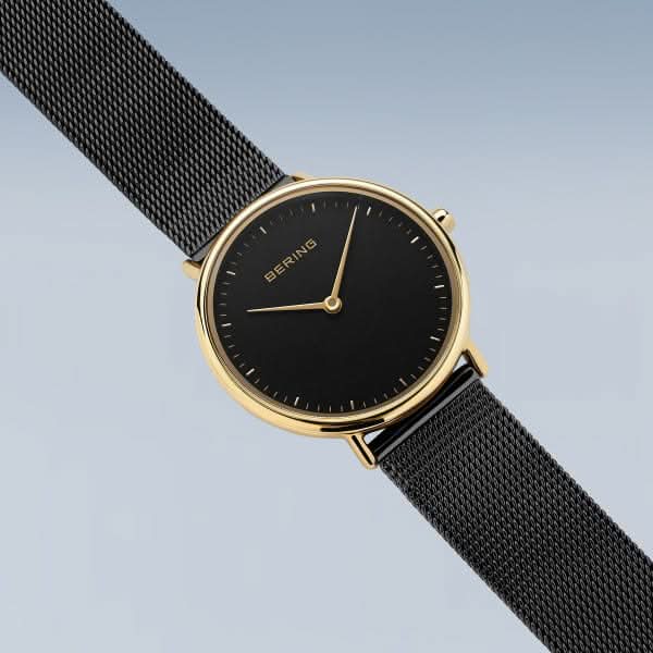 "Damklocka Bering med svart urtavla och guldfärgad krona, svart mesh-armband."