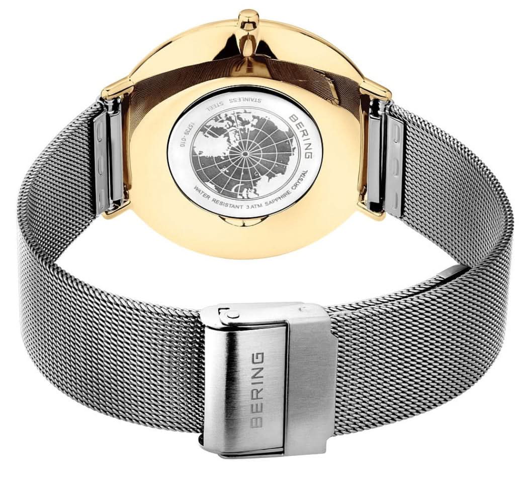 Herrklocka med världskartmotiv på baksidan, Bering-logotyp och silverfärgat mesharmband.
