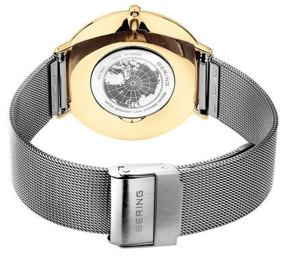 Herrklocka med världskartmotiv på baksidan, Bering-logotyp och silverfärgat mesharmband.