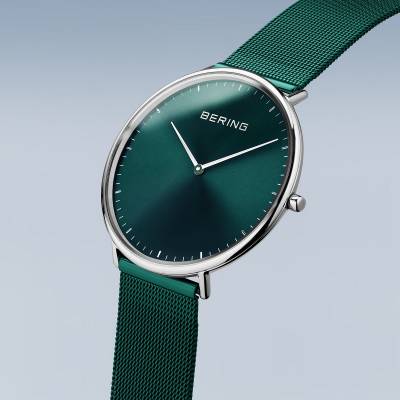 Bering Armbanduhr schräg von vorn mit dunkelgrünem Zifferblatt und grünem Meshband