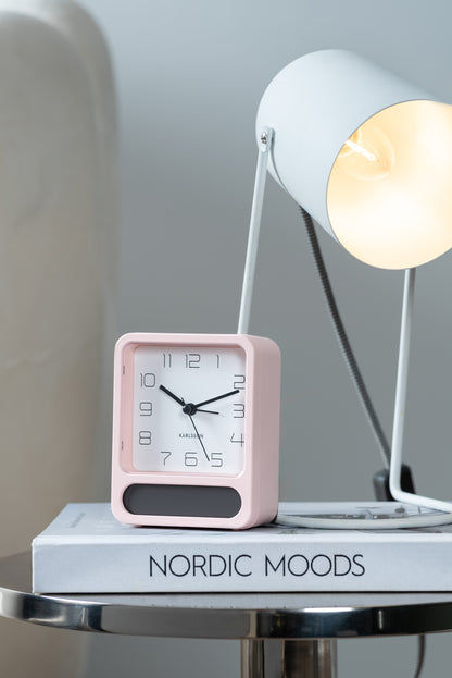 Rosa bordsväckarklocka med analog och digital tidsvisning samt termo-hygrometer