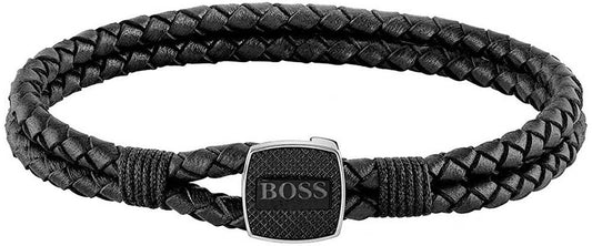 Svart läderarmband med flätat band och silverfärgad låsplatta med BOSS-logotyp.