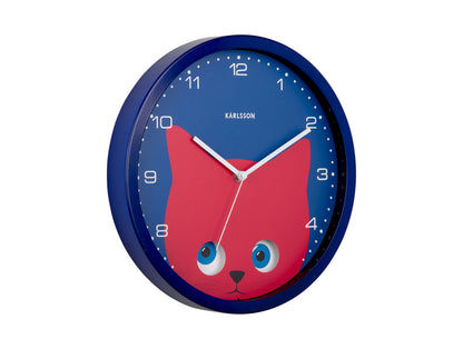 Mörkblå rund väggklocka med rött kattmotiv, blå ögon och vita visare