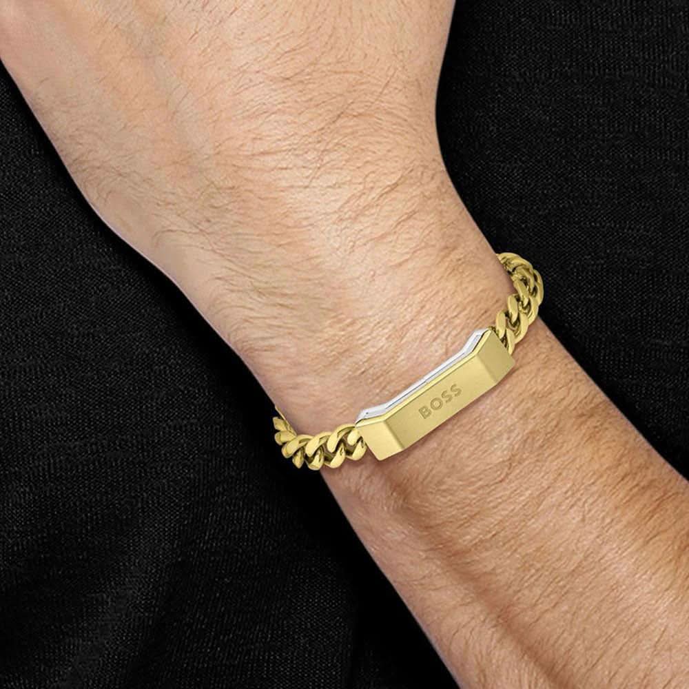 Guldpläterat armband med brett spänne och "BOSS"-gravyr