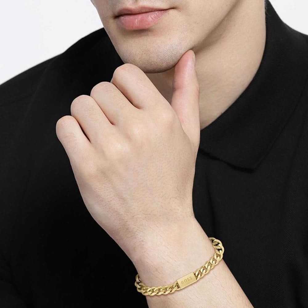 Pansararmband i gulguld med länk på handleden