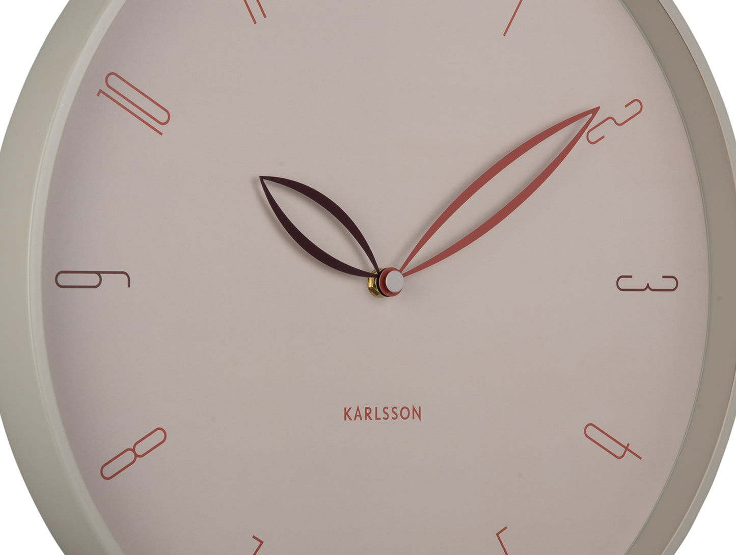 Wandur-detalj: Varmgrå urtavla med röda visare och streckindex
