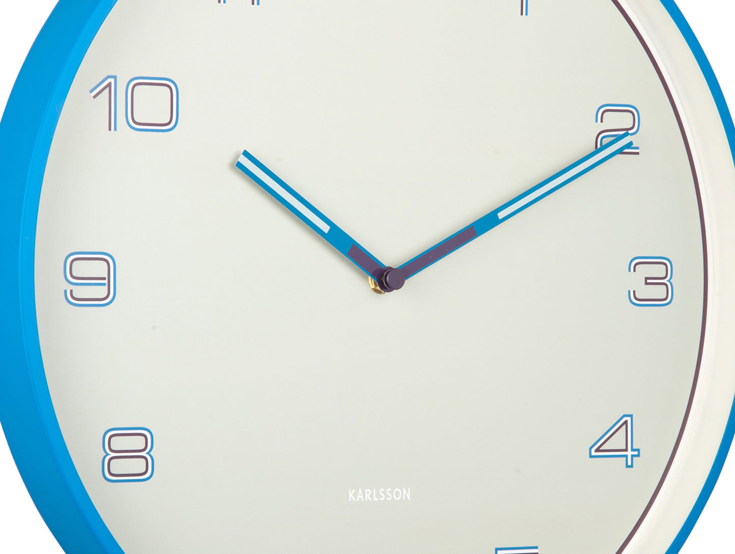 Wanduhr med ljusblå streck, vita siffror och två visare, närbild