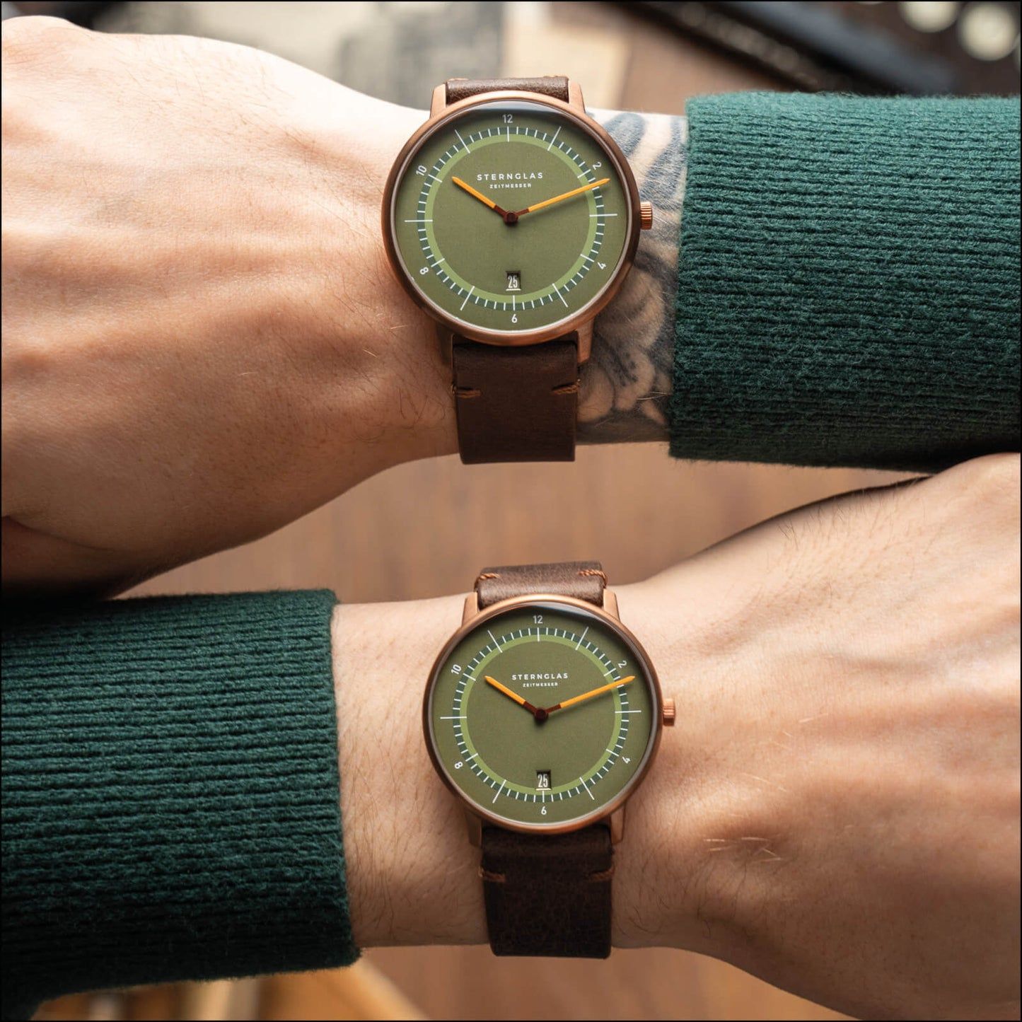 Herrklocka på handleden med grön urtavla, orange visare och brunt läderarmband