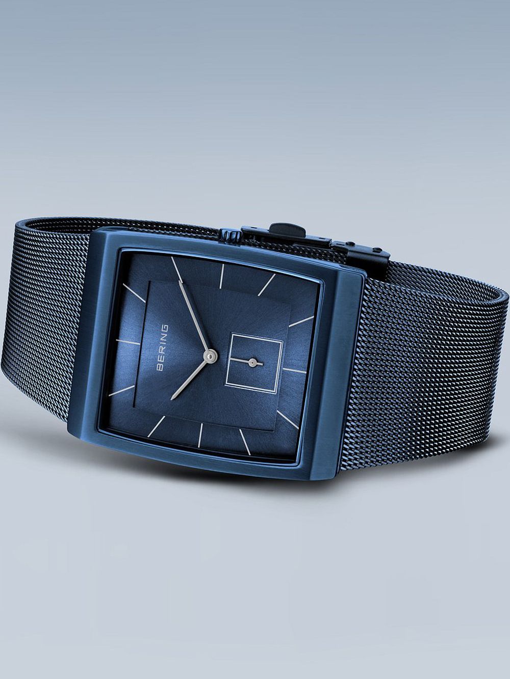 Blaue Herrenarmbanduhr mit rechteckigem Zifferblatt und breit wirkendem Mesharmband