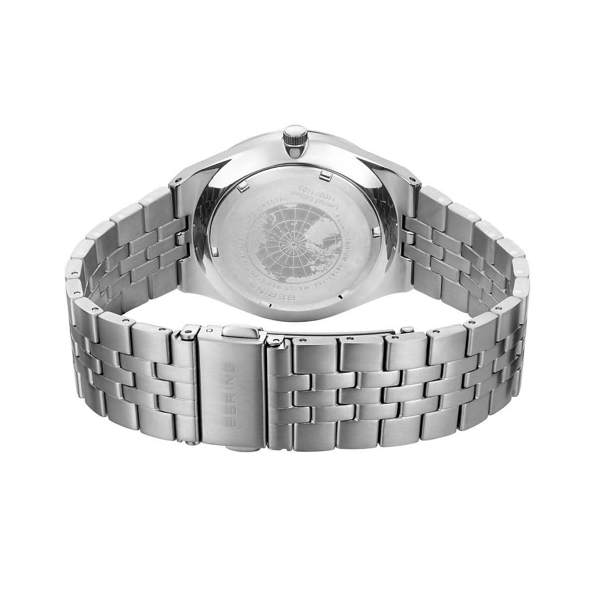 Herrarmbandsur bakifrån, silverfärgat metallarmband med spänne och graverad bottenplatta