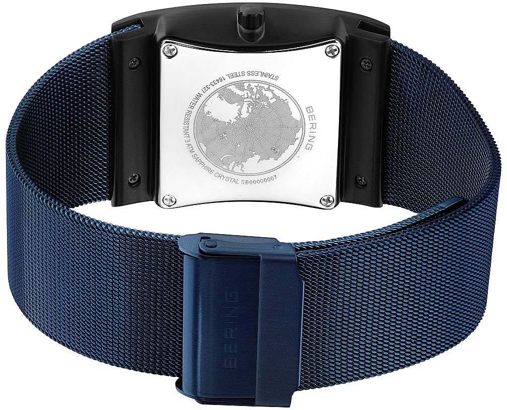 Herrklocka med präglad metallplatta på baksidan och mörkblått mesh-armband